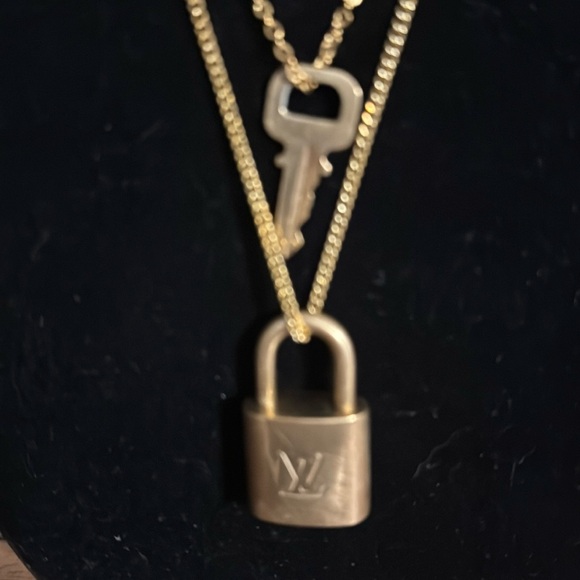LV Lock & Key with chains included #301 - Picture 2 of 6